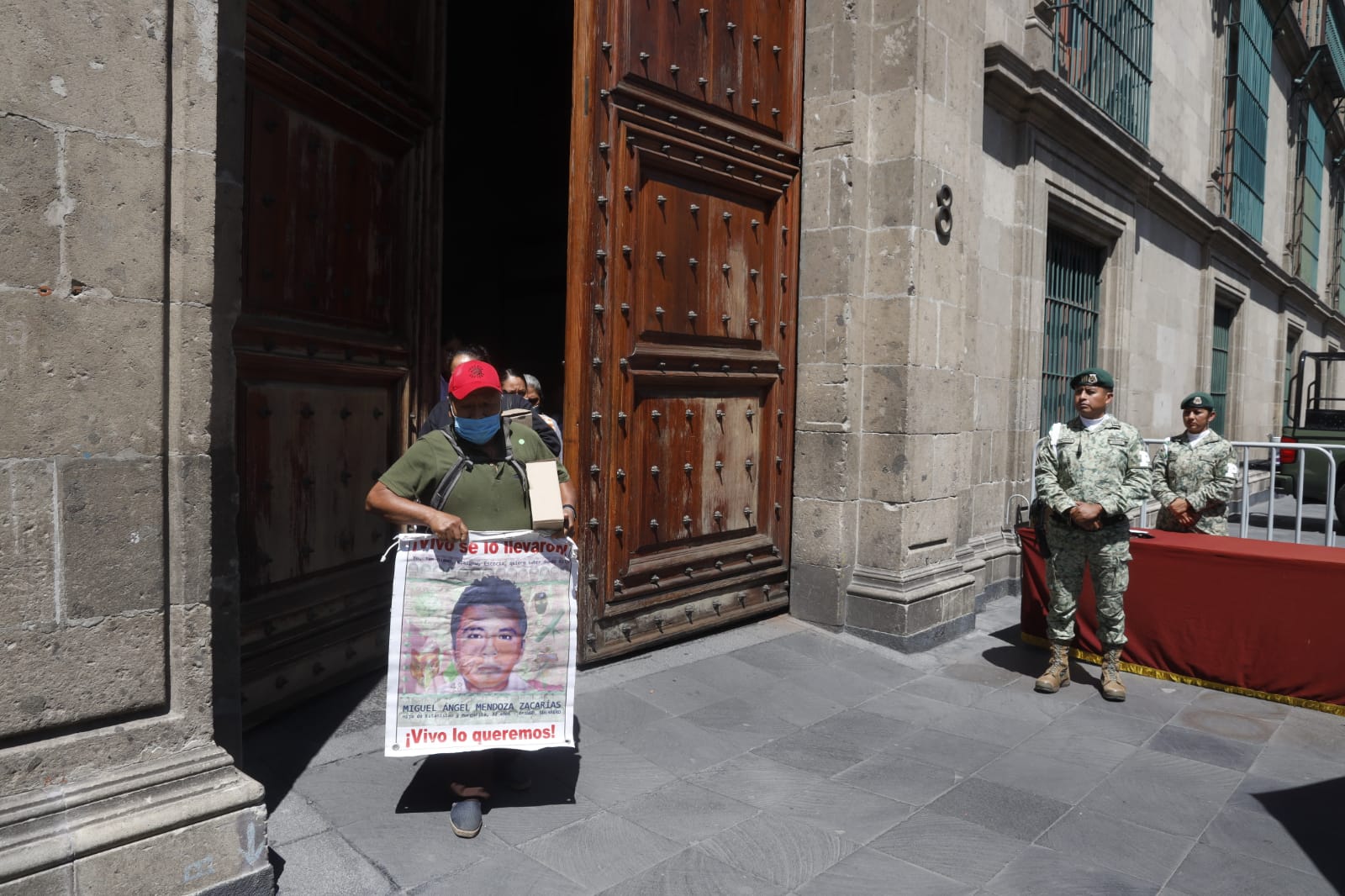 Sin los 43, el presidente de México defiende rotundamente al ejército