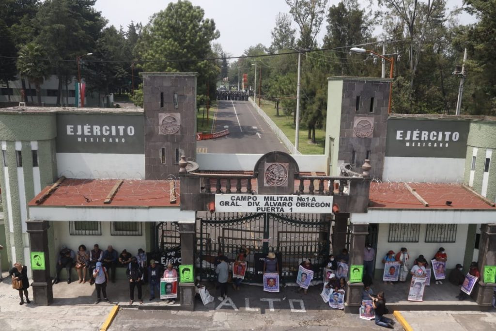 Las madres y padres de los 43 instalan un plantón en el campo militar núm. 1