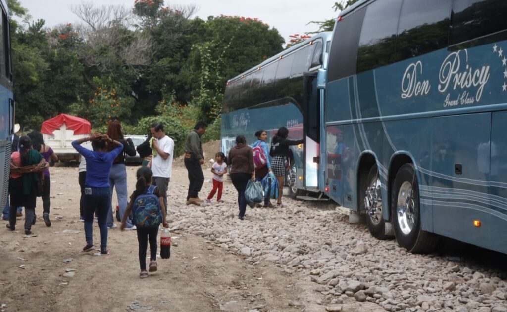 Tras el huracán John, familias jornaleras migraron en cinco autobuses a Sinaloa