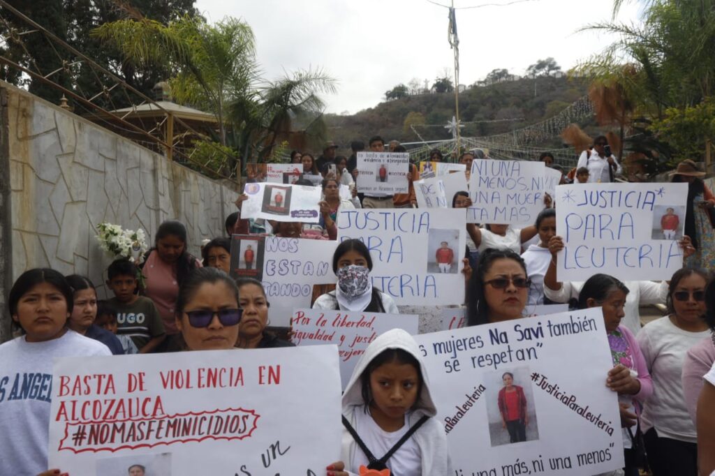 Protestan mujeres en exigencia de justicia para Leuteria en Alcozauca