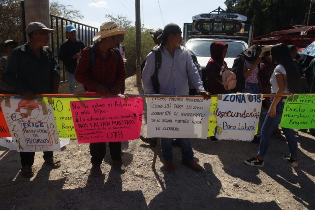 Familias indígenas de la Montaña bloquearon los accesos de Tlapa para exigir maestros