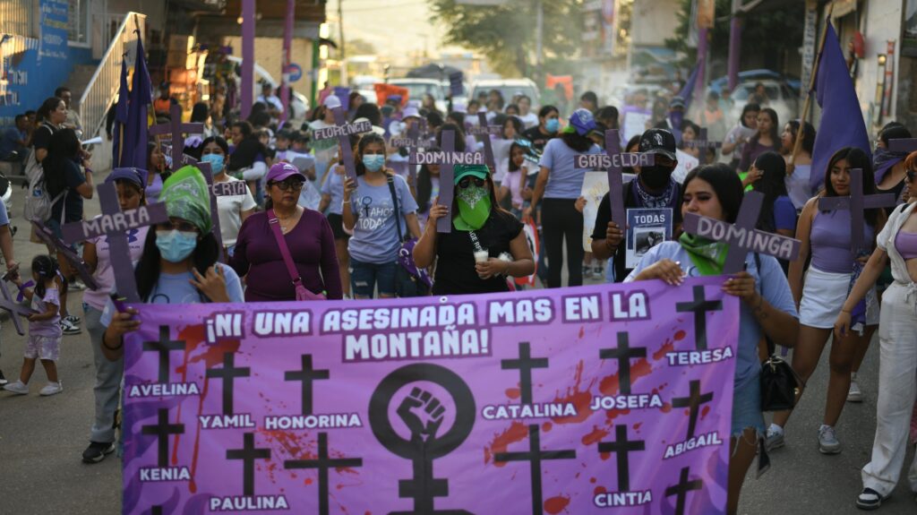 Niñas y jóvenes protestan contra los feminicidios en Tlapa